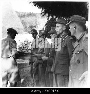 ITALIA: OTTAVO ESERCITO: INCONTRO MONASTREY CATTURATO - 5 ufficiali in garanzia dei Granatieri Pnazer vengono interrogati al quartier generale del battaglione dal sergente "i". Negativo fotografico, British Army Foto Stock