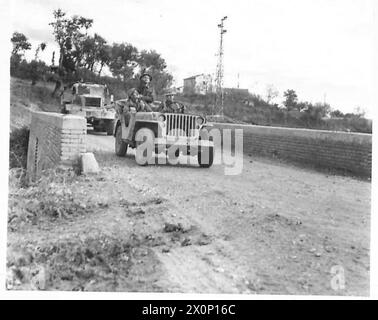 ITALIA: OTTAVO RECUPERO ARMYREME SUL CAMPO - Una Jeep, Scammel e il trasportatore, in convoglio, su strada. Negativo fotografico, British Army Foto Stock