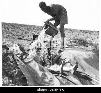 FOTO DI SCENA SCATTATE CON L'OTTAVO ESERCITO DURANTE IL LORO ATTACCO E CAPTUREOF LA LINEA MARETH - BAGNO DOCCIA MARETH'. Può essere grezzo, ma è un modo per mantenersi pulito. Negativo fotografico, British Army Foto Stock