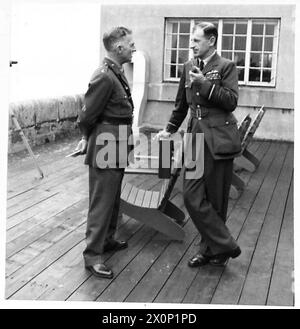 SIGNOR WINSTON CHURCHILL IN QUEBEC - Marshal della Royal Air Force, Sir Charles Portal (a destra) [Chief of the Air staff] che parla con il maggiore Eastwood. Negativo fotografico, British Army Foto Stock