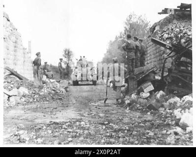 ITALIA: QUINTO FRONTE DELL'ESERCITO CHE SGOMBRA Un OSTACOLO STRADALE - la strada è sgombra e il carro armato passa. Negativo fotografico, British Army Foto Stock