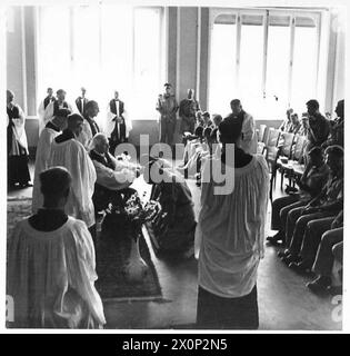 OTTAVA ARMATA : IL VESCOVO DI LICHFIELD SVOLGE IL SERVIZIO DI CONFERMA - la RT.Rev. Woods dà la sua benedizione ai candidati durante il servizio di conferma. Negativo fotografico, British Army Foto Stock