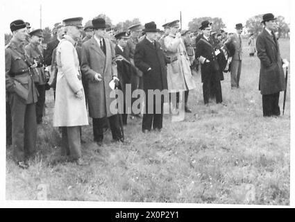 PRIMO MINISTRO ALLA DIMOSTRAZIONE DI GUNNERY - Lord Beaverbrook; capitano D. Margesson; Sir Archibald Sinclair; ammiraglio della flotta Sir Roger Keyes; generale Sir John Dill, capo di stato maggiore imperiale; e altri ufficiali che assistono alla manifestazione. Negativo fotografico, British Army Foto Stock