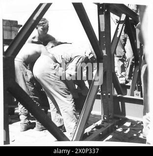 INVASIONE D'ITALIA COSTRUZIONE PONTE BAILEY - ingegneri che mettono una delle travi in posizione negativo fotografico , British Army Foto Stock