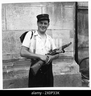 MOVIMENTO DI RESISTENZA FRANCESE NEL VILLAGGIO DI BEAUMESNIL EURE - Monsieur Paul Maguery, il postino del villaggio. Negativo fotografico, British Army, 21st Army Group Foto Stock