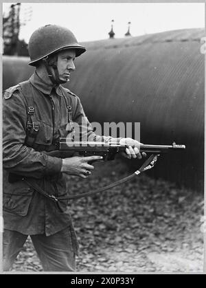 I PARACADUTISTI DELL'ESERCITO AMERICANO SI ALLENANO IN IRLANDA DEL NORD - per la storia vedi CH.7506. (Foto rilasciata nel 1942) liberarsi del suo paracadute e pronto all'azione - uno dei paracadutisti americani in formazione in Irlanda del Nord. Negativo fotografico, Royal Air Force Foto Stock