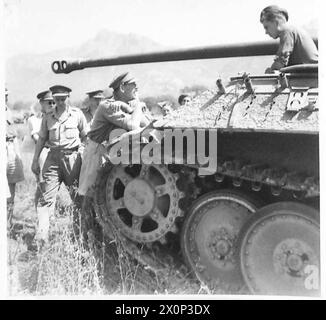 OTTAVA ARMATA : IL GENERALE LEESE VISITA LA MOSTRA DI EQUIPAGGIAMENTO NEMICO - il generale Leese chattando con l'autista del carro armato Mark V Panther in mostra. Negativo fotografico, British Army Foto Stock