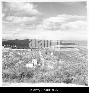 ITALIA : OTTAVA BATTAGLIA DI ARMYRIVER SANGRO - Un panorama a quattro quadri del fianco destro del fronte italiano, mostrando - da sinistra a destra - Mt. Amaro e parte del comune di Atessa, che si affaccia sul fronte di battaglia lungo il fiume Sangro il settore centrale, con il fiume Sangro che scorre lungo la valle, e sulla destra verso l'Adriatico dove il Sangro si unisce al mare. Queste fotografie coprono un'area di circa 11 miglia. Negativo fotografico, British Army Foto Stock