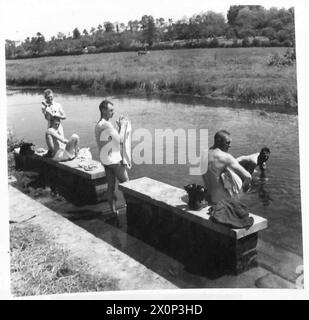 SCENE DALLA NORMANDIA - Royal Engineers of 183 Field Company RE, 3 Division, impegnati nella costruzione di ponti vicino a Reviers, approfitta del ruscello e goditi una nuotata. Negativo fotografico, British Army, 21st Army Group Foto Stock