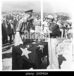 RIUNIONE DELLA NEW ZEALAND DIVISION TROTTING - LIEUT. Il generale Sir R.L. McCreery, comandante dell'8a Armata, regala una medaglia a uno dei primi tre piloti del "Trieste handicap". Negativo fotografico, British Army Foto Stock