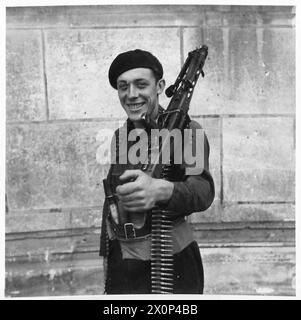 MOVIMENTO DI RESISTENZA FRANCESE NEL VILLAGGIO DI BEAUMESNIL EURE - Monsieur Henry Bertaux, figlio di un contadino. Negativo fotografico, British Army, 21st Army Group Foto Stock