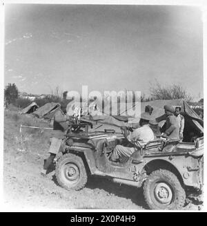 TRASFUSIONE DI SANGUE NELLE AREE IN AVANTI - dopo che la ferita è stata vestita al Regimental Aid Post, il paziente arriva alla stazione di medicazione avanzata con una jeep ambulanza. Negativo fotografico, British Army Foto Stock