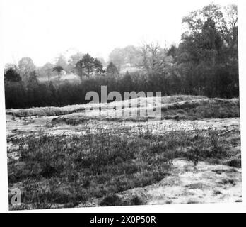 I punti di forza mimetizzati del 12th Corps sono documentati, mostrando posizioni difensive e fortificazioni sul campo. Negativo fotografico dell'esercito britannico. Foto Stock