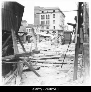 DEVASTAZIONE AD ATENE - la via Athenas, che porta a Piazza Omonoia, una volta era fiancheggiata da bancarelle del mercato. Ora queste bancarelle sono sparse per la strada, distrutte durante il combattimento. Negativo fotografico, British Army Foto Stock