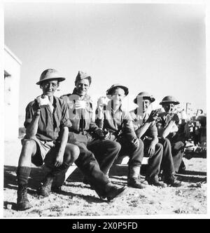 FOTO DI SCENA SCATTATE CON L'OTTAVO ESERCITO DURANTE IL LORO ATTACCO E CAPTUREOF LA LINEA MARETH - Men of the Green Howards brindano alla loro Vittoria in Tea, la bevanda dell'esercito del deserto. Negativo fotografico, British Army Foto Stock