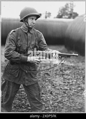 I PARACADUTISTI DELL'ESERCITO AMERICANO SI ALLENANO IN IRLANDA DEL NORD - per la storia vedi CH.7506. (Foto rilasciata nel 1942) liberarsi del suo paracadute e pronto all'azione - uno dei paracadutisti americani in formazione in Irlanda del Nord. Negativo fotografico, Royal Air Force Foto Stock