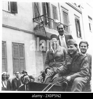 REGISTRAZIONE DEI GRECI IN EGITTO PER I SERVIZI GRECI - due reclute e un amico che si sono già Uniti fanno un giro per la piazza in un gharri prima che la bozza si sposti. Negativo fotografico, British Army Foto Stock