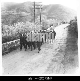 ITALIA: OTTAVA ARMATA: INCONTRO MONASTREY CATTURATO - Panzer Greandiers - catturato dal D.L.IS - in marcia indietro verso il quartier generale della Brigata. Negativo fotografico, British Army Foto Stock