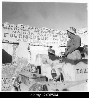 FOTO DI SCENA SCATTATE CON L'OTTAVO ESERCITO DURANTE IL LORO ATTACCO E CAPTUREOF LA LINEA MARETH - IN MARETH. Danni alla conchiglia a uno dei pochi negozi. Negativo fotografico, British Army Foto Stock