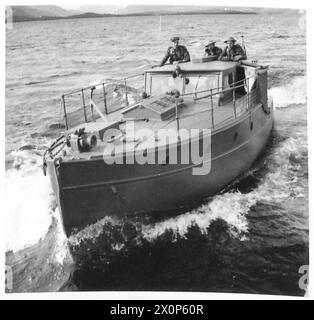 PATTUGLIE DI BARCHE A MOTORE PER I LAGHI SCOZZESI - Un primo piano di una delle barche a motore che pattugliano un loch Photographic negative , British Army Foto Stock