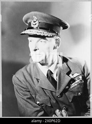 STUDIO RITRATTO DEL MARESCIALLO DELL'ARIA SIR R.M. DRUMMOND, KCB., DSO., OBE., MC., - (membro del Consiglio aereo per la formazione). Negativo fotografico, Royal Air Force Foto Stock