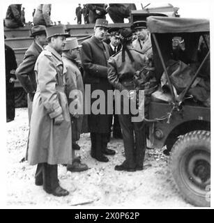 IL GENERALE DE GAULLE ATTERRA IN FRANCIA - il generale de Gaulle parla con gli ufficiali inglesi e francesi quando sbarcò oggi sulle spiagge della Normandia. Negativo fotografico, British Army, 21st Army Group Foto Stock