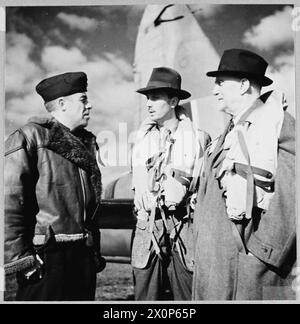 CONTE SFORZA IN INGHILTERRA : in ROTTA PER L'ITALIA - per la storia vedi CH.11378 Picture (pubblicato nel 1943) mostra - il conte Sforza e suo figlio parlano con il pilota belga dell'aereo. Negativo fotografico, Royal Air Force Foto Stock