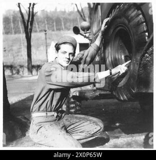 SERVIZIO SUL CAMPO AMERICANO CON L'OTTAVO ESERCITO - George Couriskey al lavoro sulla sua ambulanza. Negativo fotografico, British Army Foto Stock