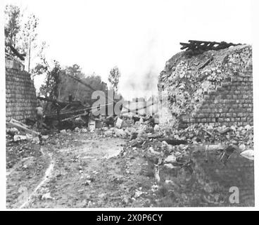 ITALIA: QUINTO FRONTE DELL'ESERCITO CHE SGOMBRA Un OSTACOLO STRADALE - (RICOSTRUZIONE) Una bomba mortaio cade nelle vicinanze, e tutti prendono il riparo. Negativo fotografico, British Army Foto Stock