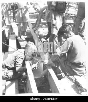 CANNONIERI BRITANNICI IN AZIONE INTORNO A MT. ETNA : SICILIA - ingegneri reali che riparano uno dei tanti ponti vitali distrutti dal nemico durante l'avanzata dell'VIII Esercito. Negativo fotografico, British Army Foto Stock