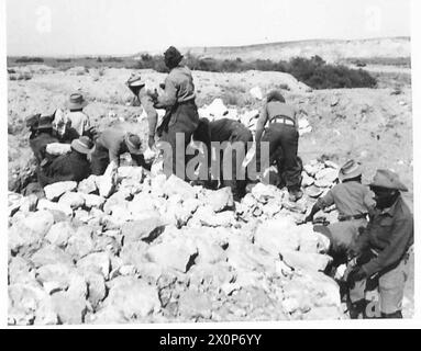 FOTO INCIDENTALI SCATTATE CON L'OTTAVO ESERCITO DURANTE IL LORO ATTACCO E CAPTUREOF LA LINEA MARETH - coloured Sappers from the Cape, demolendo il blocco stradale a mano. Negativo fotografico, British Army Foto Stock