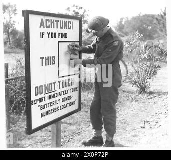 Il CSM Plunkett attacca una bomba a farfalla alla testa di ponte della Quinta Armata Anzio dopo i bombardamenti antipersonali nell'area aziendale. Foto Stock