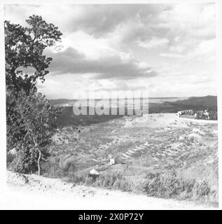 ITALIA : OTTAVA BATTAGLIA DI ARMYRIVER SANGRO - Un panorama a quattro quadri del fianco destro del fronte italiano, mostrando - da sinistra a destra - Mt. Amaro e parte del comune di Atessa, che si affaccia sul fronte di battaglia lungo il fiume Sangro il settore centrale, con il fiume Sangro che scorre lungo la valle, e sulla destra verso l'Adriatico dove il Sangro si unisce al mare. Queste fotografie coprono un'area di circa 11 miglia. Negativo fotografico, British Army Foto Stock