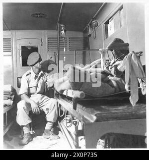 TRASFUSIONE DI SANGUE NELLE AREE IN AVANTI - durante il viaggio verso la stazione di medicazione sul campo, l'ordinata mantiene costante l'infusione di plasma in ambulanza. Negativo fotografico, British Army Foto Stock