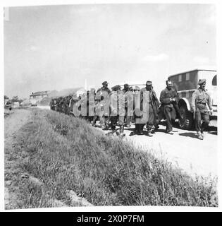 OTTAVO ESERCITO: ATTRAVERSAMENTO DEL FIUME po - i prigionieri tedeschi sono marciati indietro. Negativo fotografico, British Army Foto Stock