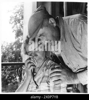 Madame le Du e suo marito tornano al loro villaggio francese danneggiato dalla conchiglia, mostrando un impatto civile e uno spostamento dopo le operazioni militari della seconda guerra mondiale. Foto Stock