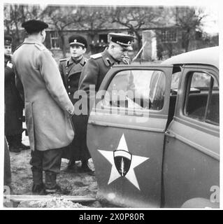 I maggiori generali Dragoun e Suslatorov visitano il fronte occidentale, accompagnati dal tenente colonnello Maluga e dal secondo tenente Rogov, incontrando gli ufficiali dell'esercito britannico durante la seconda guerra mondiale Foto Stock