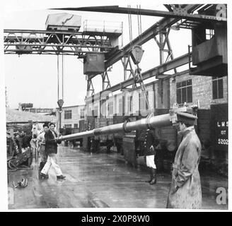 AD Un RAGGIO DI PROVA - la canna di un cannone Bofors viene portata via dopo la prova di un negativo fotografico, British Army Foto Stock