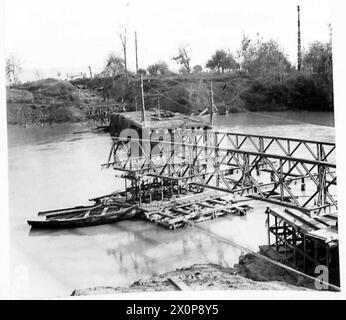 Gli ingegneri reali della Quinta Armata britannica costruiscono un ponte sul fiume Volturno. La struttura del ponte poggia su una zattera nel fiume. Negativo fotografico dell'esercito britannico. Foto Stock