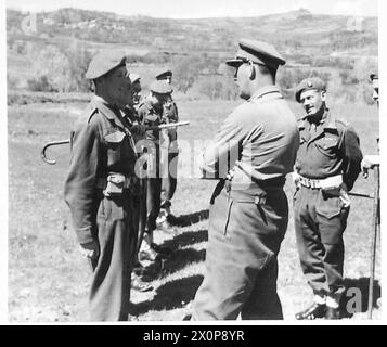 OTTAVO ESERCITO : IL GENERALE LEESE VISITA H.Q.(INDIPENDENTE) GUARDIE BRIGATA - il generale Leese chattando con il maggiore Sydney, V.C. Photographic negative , British Army Foto Stock