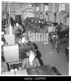 RH LA PRINCIPESSA REALE VISITA SIGNALS ESTABLISHMENT - ATS ausiliari al lavoro in una delle sale allestite presso la struttura. Negativo fotografico, British Army Foto Stock