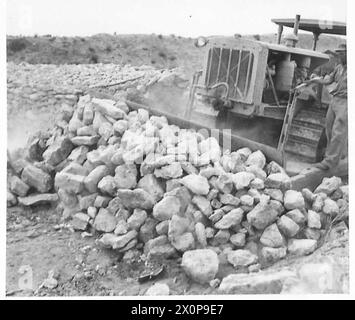 FOTO DI SCENA SCATTATE CON L'OTTAVO ESERCITO DURANTE IL LORO ATTACCO E CAPTUREOF LA LINEA MARETH - Un bulldozer che completa la demolizione del blocco stradale nemico. Negativo fotografico, British Army Foto Stock