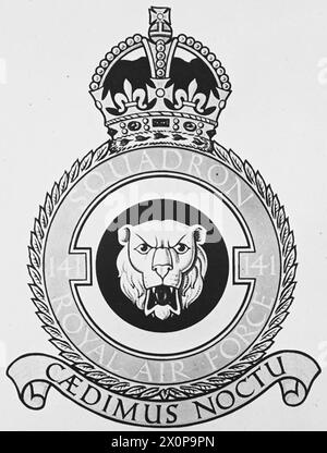 L'immagine mostra una serie di stemmi dello squadrone della Royal Air Force, tra cui il No.129 (Mysore) Squadron con il motto "difenderò la destra". La fotografia è stata rilasciata nel 1943. Foto Stock