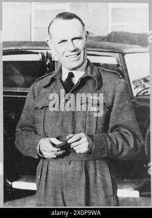 Fotografia negativa che mostra il tenente di volo Frank Burchell, M.B.E., un ufficiale di intelligence del Fighter Command riconosciuto per i suoi interrogatori e per la tempestiva segnalazione di informazioni da parte dei piloti di ritorno. Si è Unito alla RAF nel 1941 e proviene da Belsize Park, Hampstead, Londra. Foto Stock