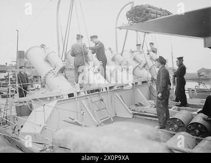 TEST SPERIMENTALI DI NUOVI LANCIATORI DI PROFONDITÀ. 27 LUGLIO 1941, A BORDO DELLA HMS WHITEHALL. I NUOVI LANCIATORI SONO MONTATI SUL FO'C'SLE DEI CACCIATORPEDINIERE E VENGONO AZIONATI DAL PONTE. - Una vista di 5 lanciatori in fila. Le cariche di profondità possono essere viste pronte, caricate nella bocca del lanciatore. I valori nominali possono essere visualizzati durante la preparazione delle cariche di profondità Foto Stock