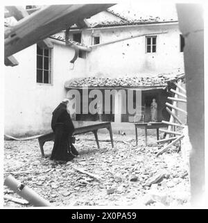 ITALIA: OTTAVO ESERCITO: INCONTRO MONASTREY CATTURATO - Un monaco cammina attraverso uno dei cortili ricoperti di macerie. Negativo fotografico, British Army Foto Stock