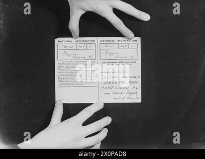 Vista dell'interno di una carta d'identità di registrazione nazionale emessa in Gran Bretagna, che mostra i dettagli personali, i francobolli ufficiali e le informazioni di registrazione civile durante la seconda guerra mondiale Foto Stock