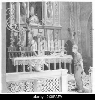 ITALIA: OTTAVO ESERCITO: INCONTRO MONASTREY CATTURATO - la chiesa danneggiata nel Monastero di incontro. Negativo fotografico, British Army Foto Stock