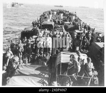 Le forze britanniche sono a bordo della LST 406 in avvicinamento alla costa della Normandia il 6 giugno 1944, durante l'invasione della Francia. Foto Stock
