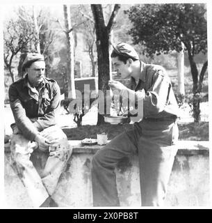 SERVIZIO SUL CAMPO AMERICANO CON L'OTTAVO ESERCITO - S/SGT. Harry Burrows e George Couriskey pranzano insieme. Negativo fotografico, British Army Foto Stock